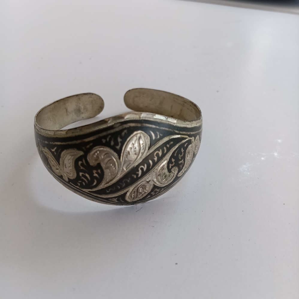 Vintage Floral Engraved Meatal Cuff Bracelet
